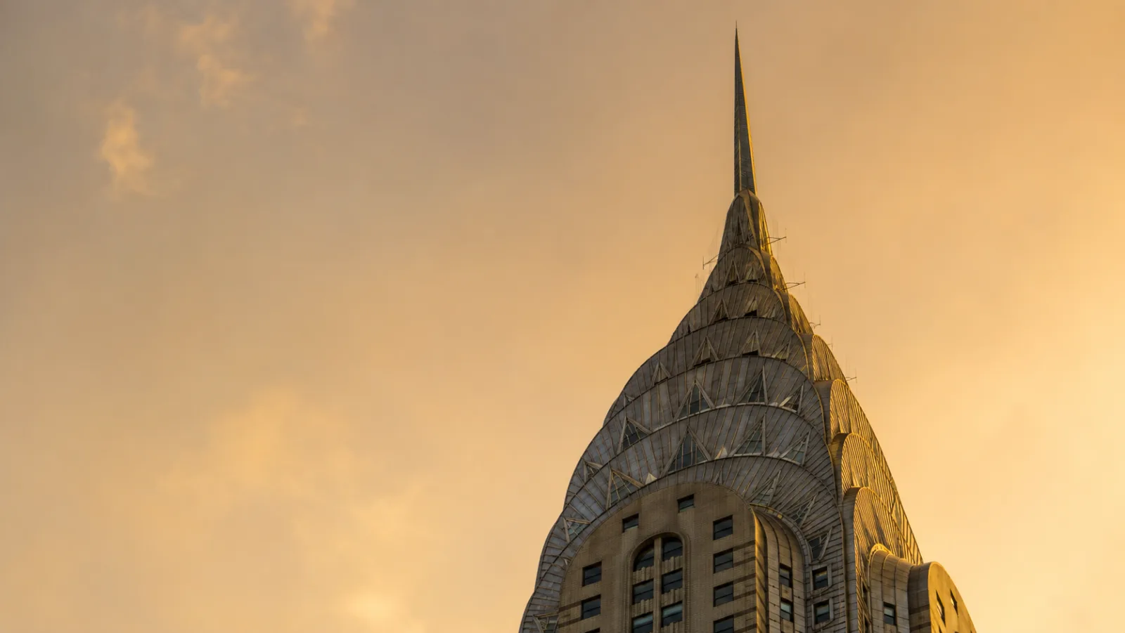 Arquitectura de Crecimiento JAG — inspirado en el Chrysler Building de Nueva York, que asciende hacia la luz